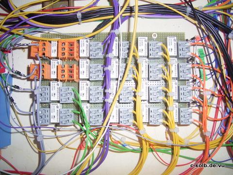 Relaiskarte der Zimmerstromversorgung V7 mit 20 bistabilen Relais